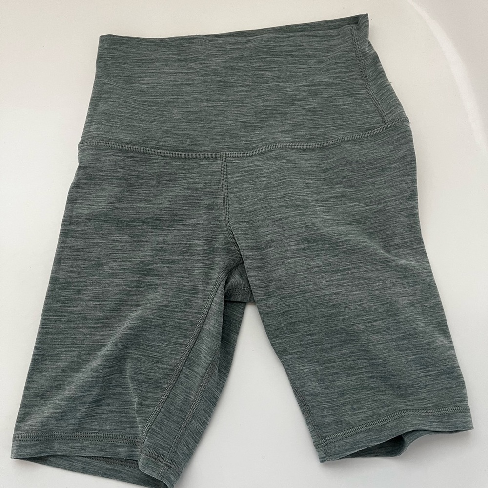 Lululemon Align Short 8"
Heathered Tidewater Teal size 4